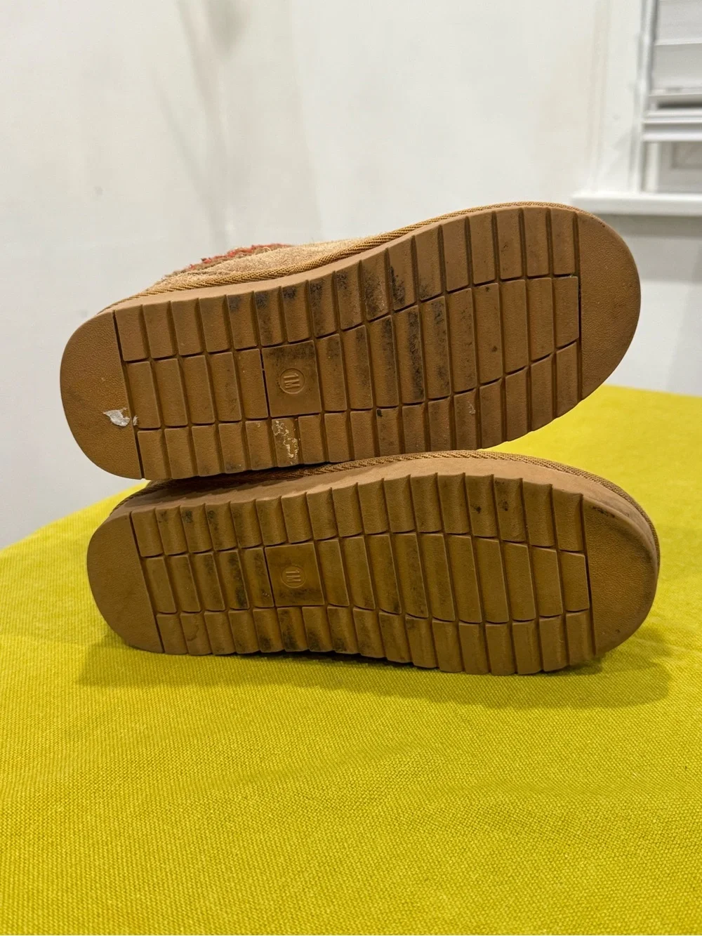 CUSHIONAIRE Sunshine Slide Beige Suede Lined Mule Slippers Size 1M Youth